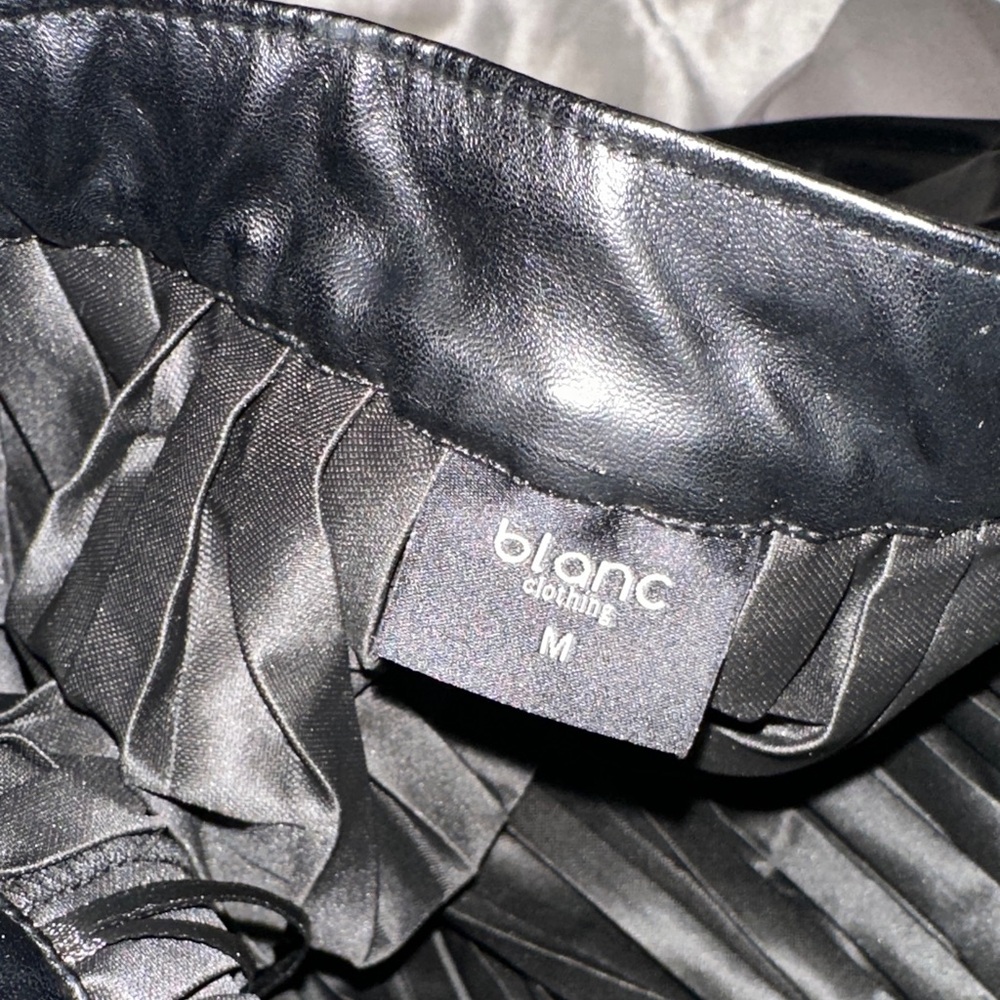 Chic Pleated Leather Skirt - Picture 2 of 4